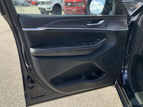 Used 2023 Jeep Grand Cherokee L Limited AWD/4WD image 25