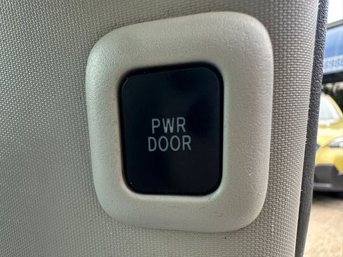 Used 2011 Toyota Sienna LE FWD image 18