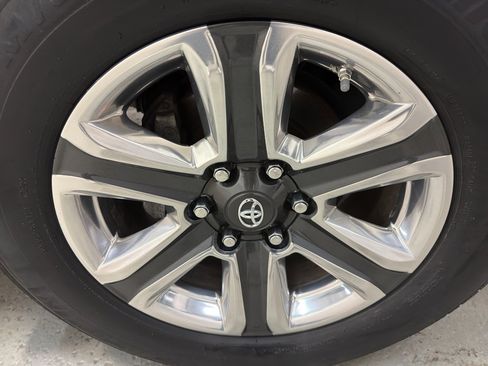 Used 2016 Toyota Tacoma Limited image 36