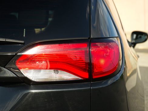 Used 2018 Chrysler Pacifica Touring-L FWD image 35