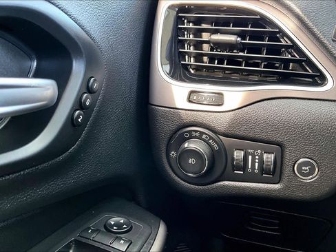 Used 2019 Jeep Cherokee Limited image 34