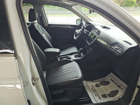 Used 2024 Volkswagen Tiguan SE FWD image 10