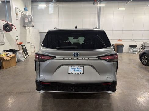 Used 2024 Toyota Sienna XSE w/ XSE Plus Package image 4