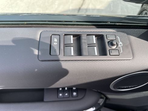 Used 2024 Land Rover Discovery Dynamic SE AWD/4WD image 15