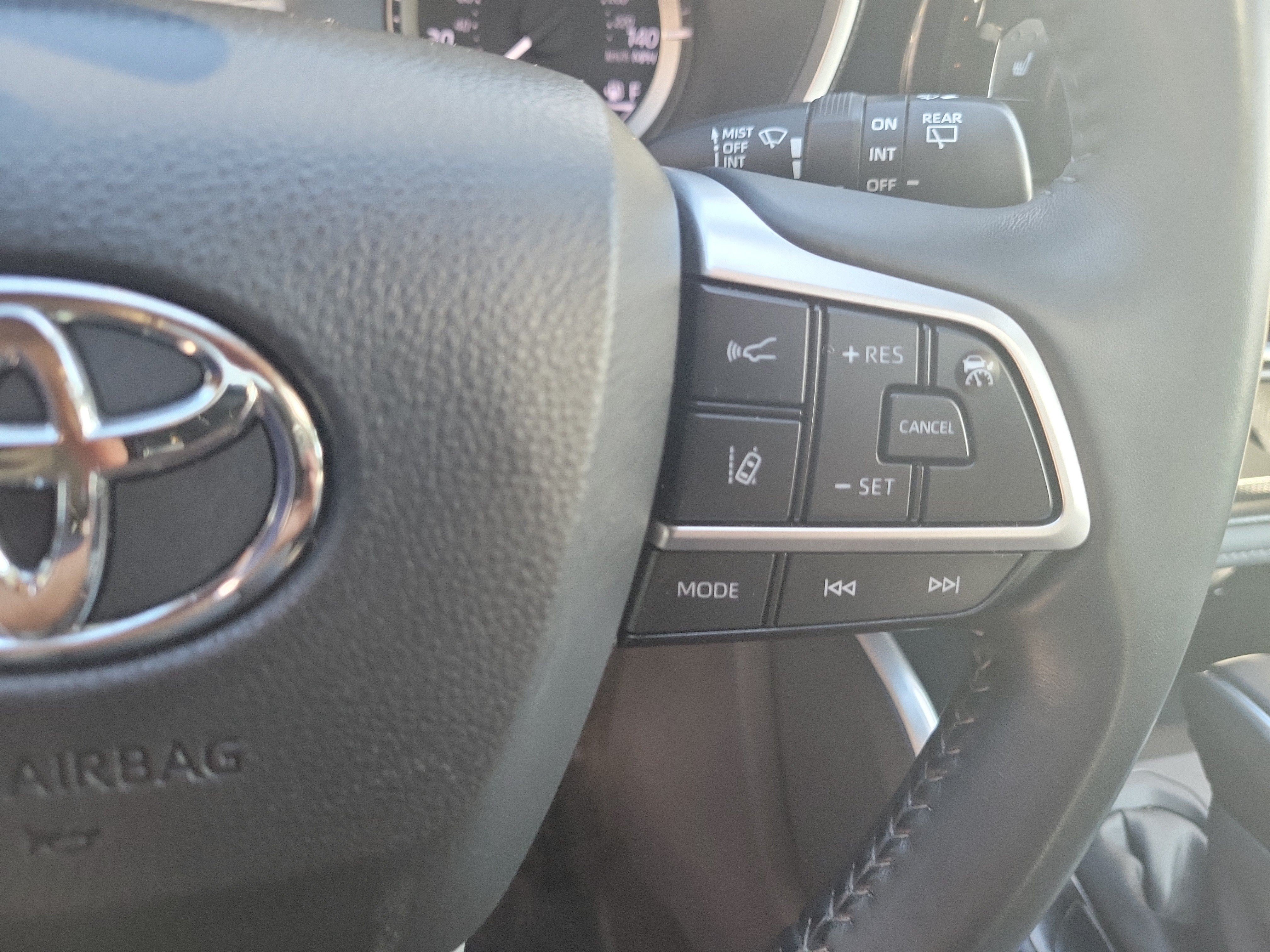 Used 2025 Toyota Highlander XLE FWD image 31
