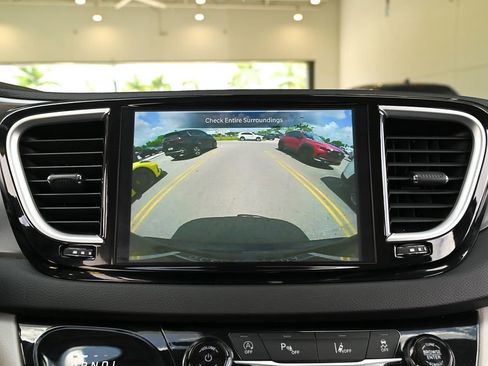 Used 2024 Chrysler Pacifica Touring-L FWD image 29