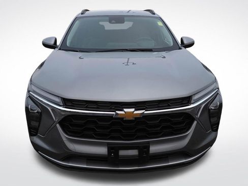 Used 2025 Chevrolet Trax LT w/ LT Convenience Package FWD image 2