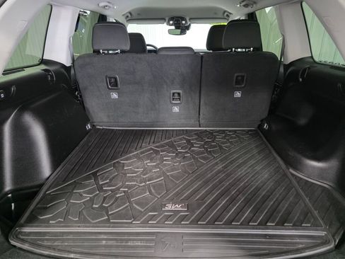 Used 2024 Jeep Grand Cherokee Laredo RWD image 11