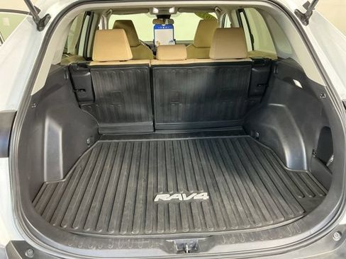 Used 2022 Toyota RAV4 LE AWD/4WD image 12