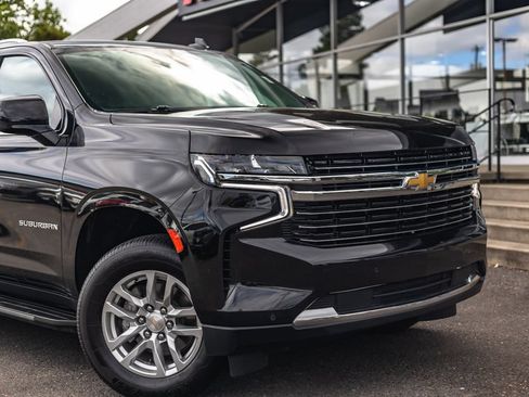 Used 2024 Chevrolet Suburban LT AWD/4WD image 3