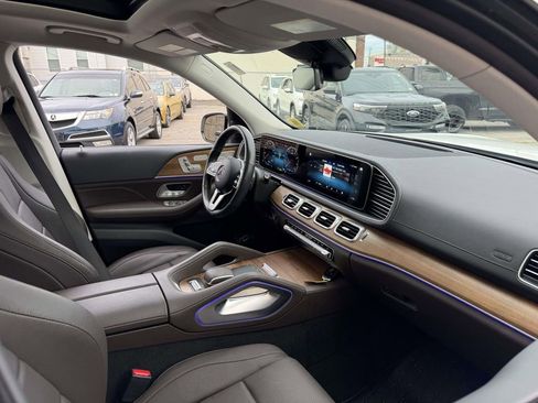 Used 2023 Mercedes-Benz GLS 450 4MATIC image 9