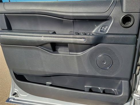 Used 2024 Ford Expedition XLT image 11