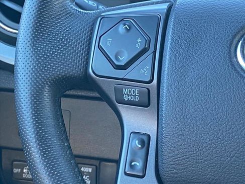 Used 2022 Toyota Tacoma TRD Off-Road image 9