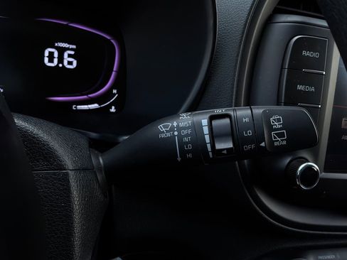 Used 2025 Kia Soul LX w/ LX Technology Package FWD image 33