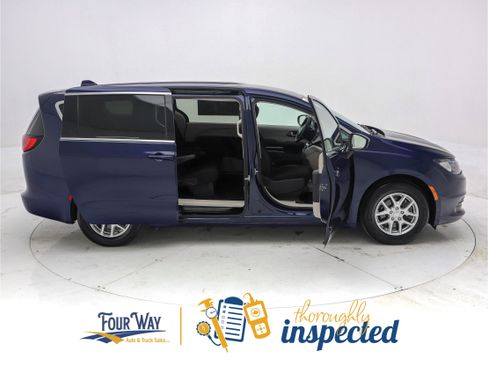 Used 2020 Chrysler Voyager LX image 3