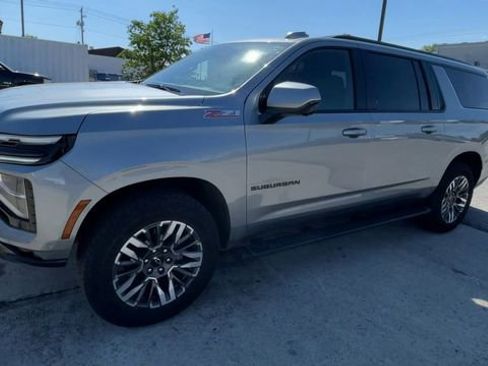 Used 2025 Chevrolet Suburban Z71 AWD/4WD image 6