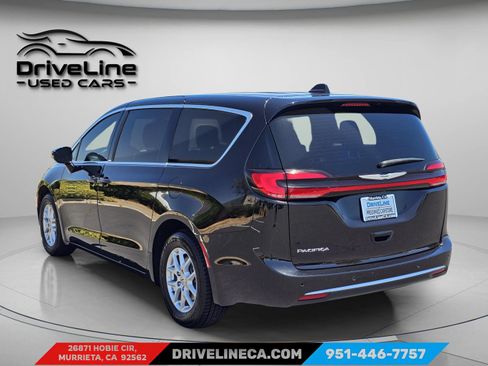 Used 2025 Chrysler Pacifica Select FWD image 8