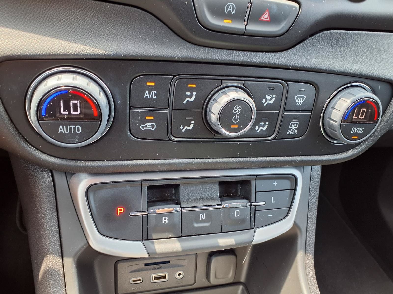 Used 2024 GMC Terrain SLT w/ Elevation Edition FWD image 8