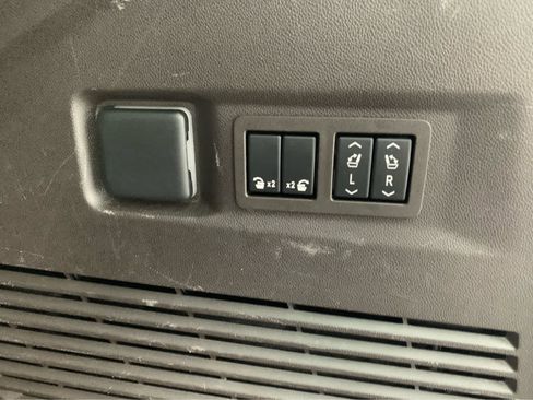 Used 2023 GMC Yukon SLT w/ SLT Luxury Package image 7