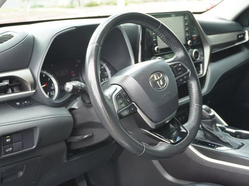 Used 2021 Toyota Highlander XLE FWD image 28