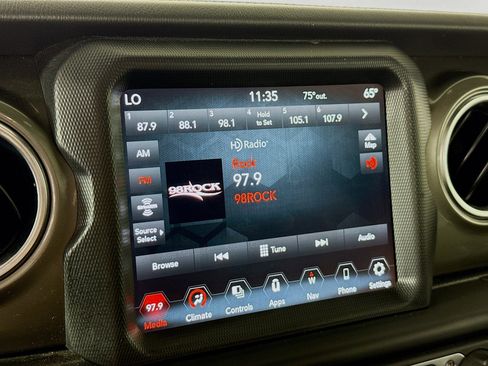 Used 2023 Jeep Gladiator Overland AWD/4WD image 17