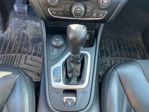 Used 2018 Jeep Cherokee Latitude Plus w/ Cold Weather Group AWD/4WD image 18