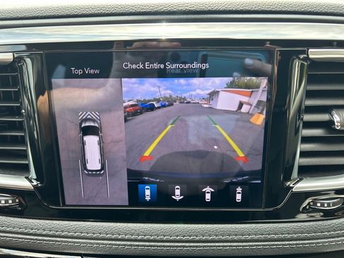 Used 2020 Chrysler Pacifica Limited image 32