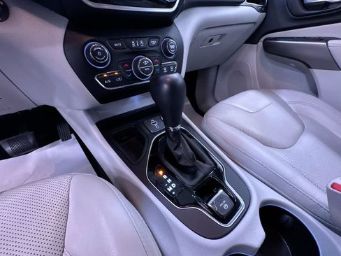 Used 2019 Jeep Cherokee Limited FWD image 28