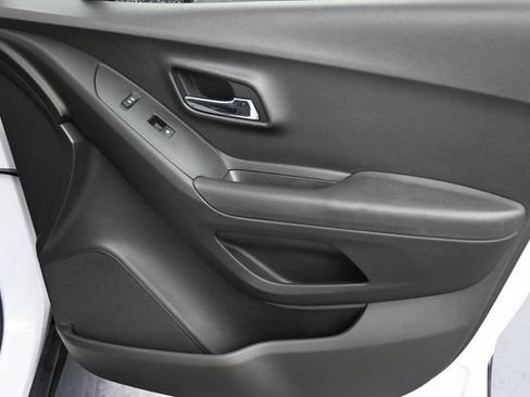 Used 2018 Chevrolet Trax LS FWD image 13