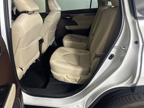 Used 2021 Toyota Highlander Platinum image 21