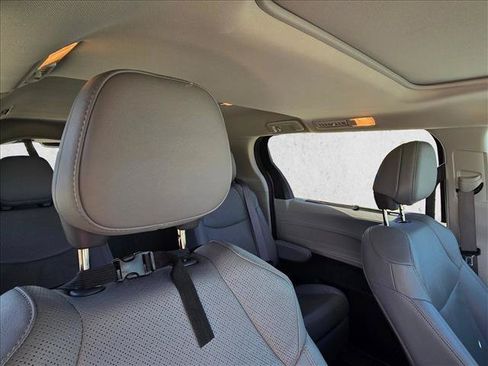 Used 2023 Toyota Sienna Limited FWD image 13