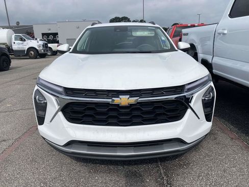 Used 2025 Chevrolet Trax LT FWD image 2