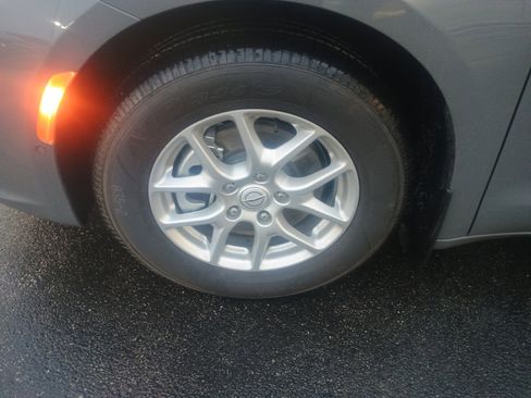 Used 2025 Chrysler Pacifica Select image 4