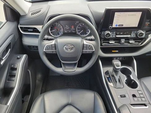 Used 2023 Toyota Highlander XLE FWD image 17