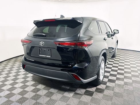 Used 2025 Toyota Highlander LE FWD image 3