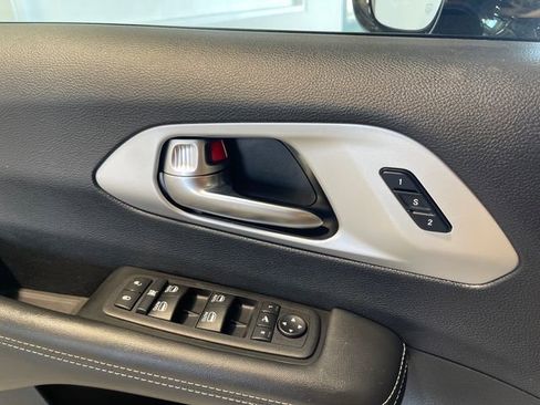 Used 2025 Chrysler Pacifica Limited FWD image 16