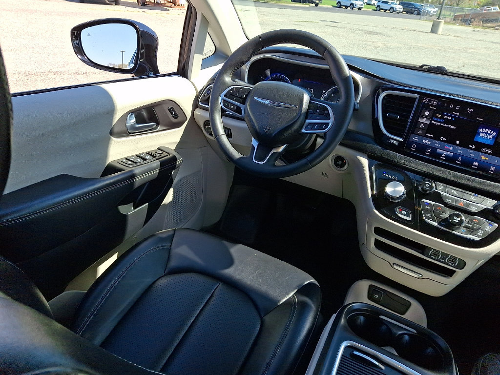 Used 2024 Chrysler Pacifica Touring-L FWD image 15