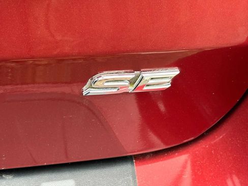 Used 2018 Toyota Sienna SE image 5