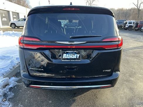 Certified 2024 Chrysler Pacifica Touring-L image 7
