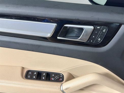 Certified 2022 Porsche Cayenne Platinum Edition w/ Premium Package Plus AWD/4WD image 31