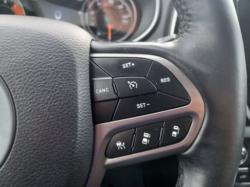 Used 2019 Jeep Cherokee Overland w/ Technology Group AWD/4WD image 21