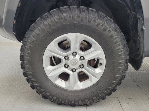 Used 2018 Toyota 4Runner SR5 AWD/4WD image 31