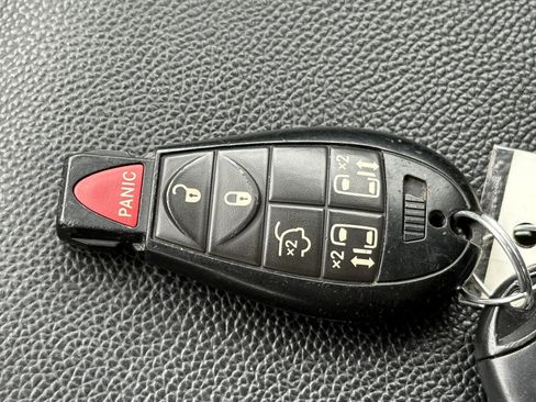 Used 2016 Chrysler Town & Country Touring image 14