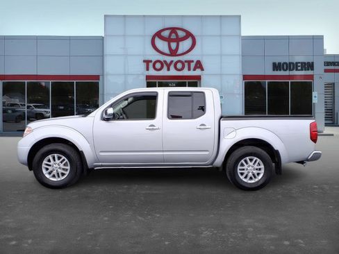 Used 2018 Nissan Frontier SV image 2
