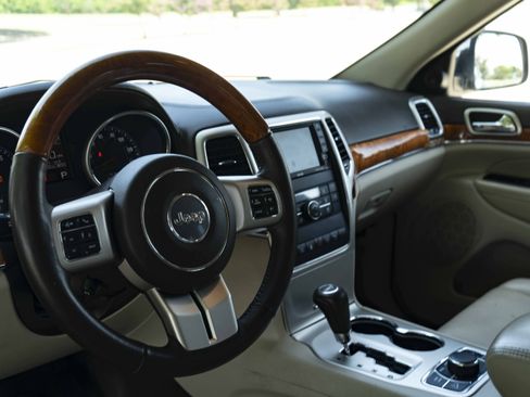 Used 2011 Jeep Grand Cherokee Overland AWD/4WD image 16