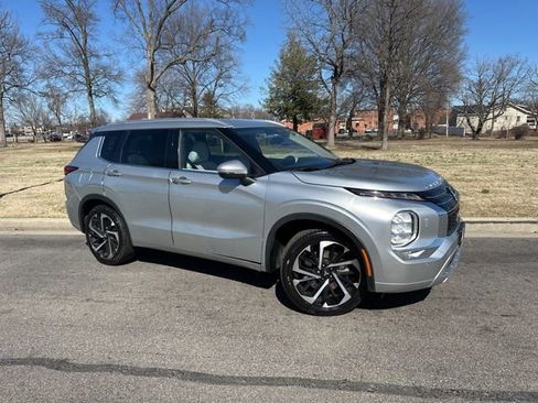 Used 2022 Mitsubishi Outlander SEL image 2