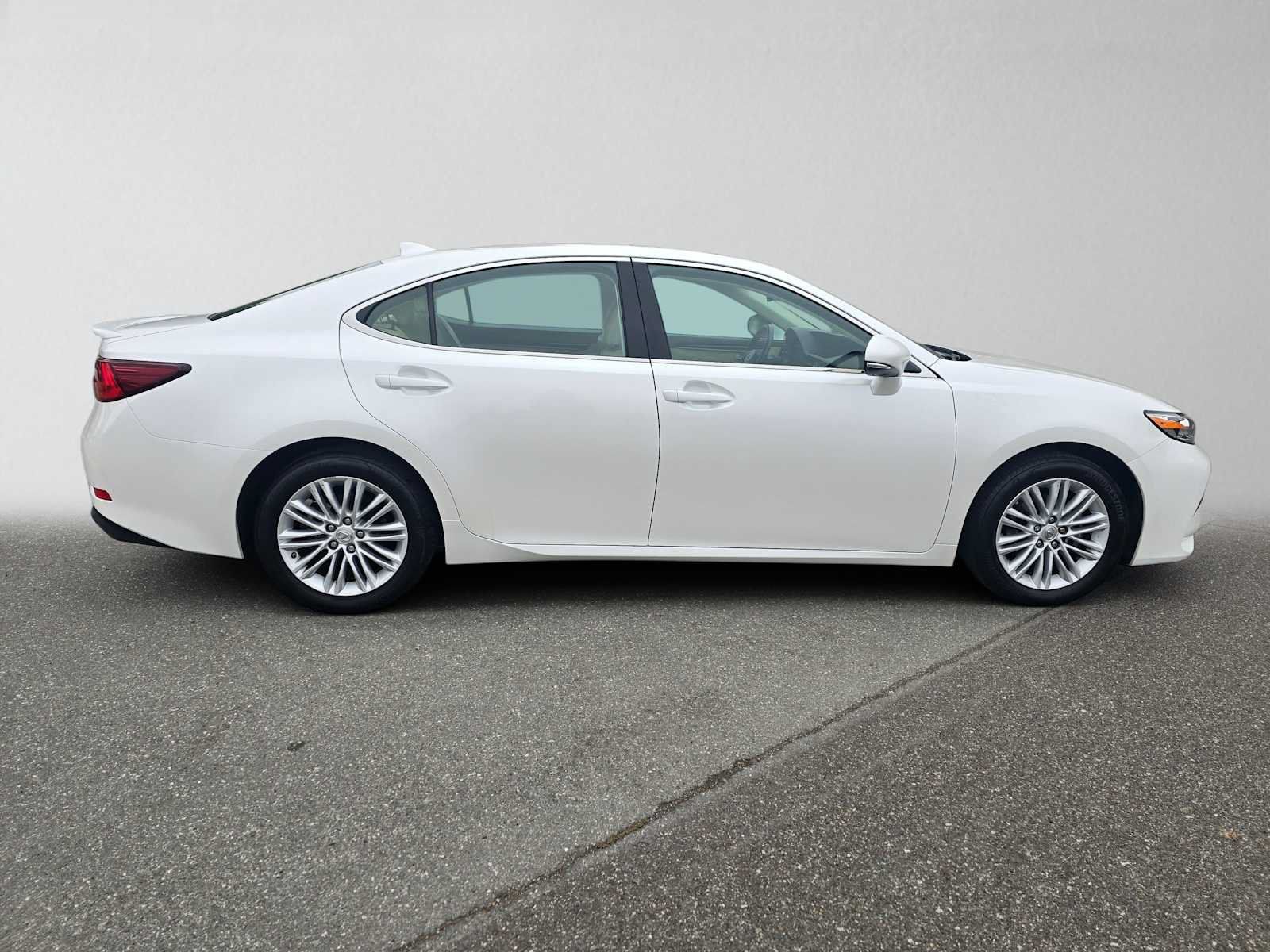 Used 2017 Lexus ES 350 w/ Accessory Package FWD image 2