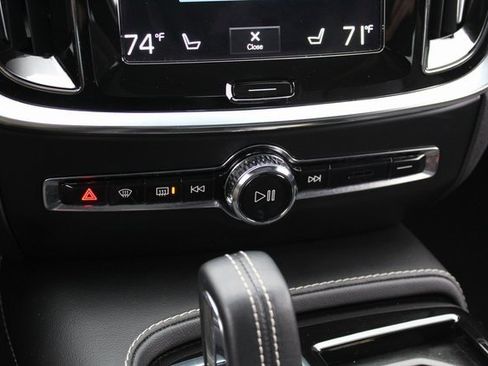 Certified 2022 Volvo S60 T8 R-Design image 25