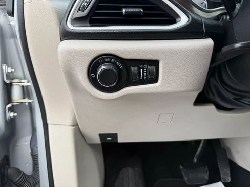 Used 2023 Chrysler Voyager LX image 27