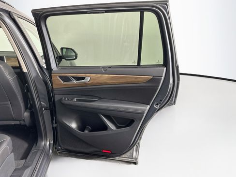 Used 2025 Volkswagen Atlas SE FWD image 32